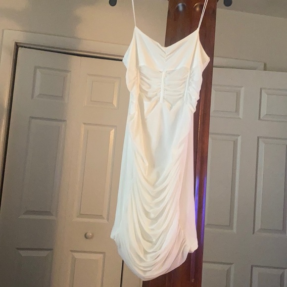 Whit dress with seems and roughing - Picture 1 of 4